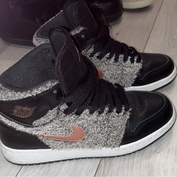 Authentic teddy Nikes 4Y - Picture 2 of 4